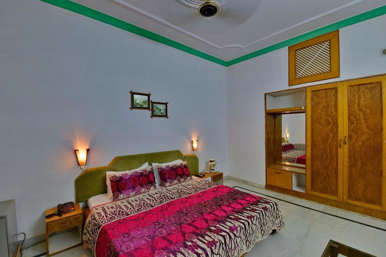 Hotel Surya Khajurāho Exterior photo