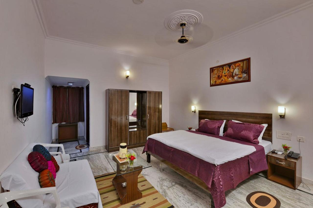 Hotel Surya Khajurāho Exterior photo