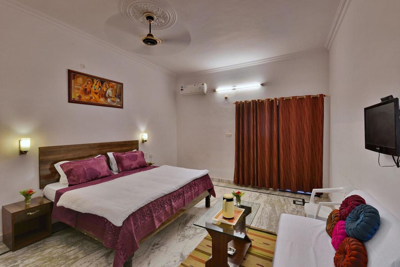 Hotel Surya Khajurāho Exterior photo