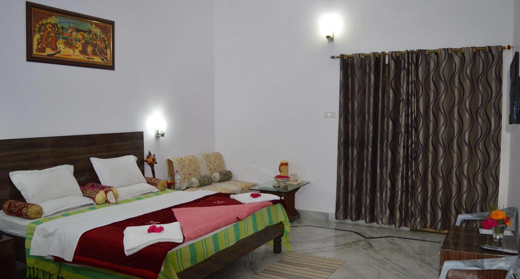 Hotel Surya Khajurāho Exterior photo