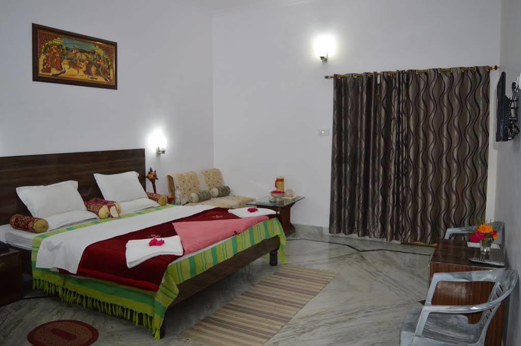 Hotel Surya Khajurāho Exterior photo