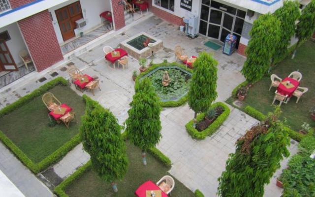 Hotel Surya Khajurāho Exterior photo