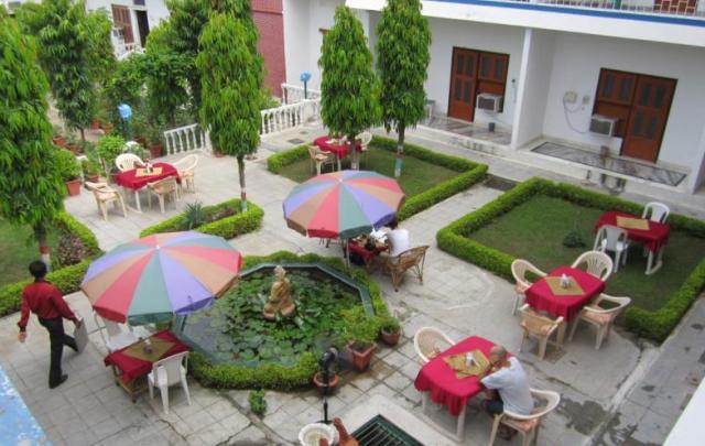Hotel Surya Khajurāho Exterior photo